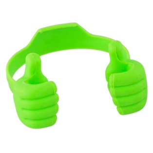 manita posa celular verde