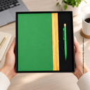 LIBRETA, CARTÓN, VERDE, 14,8 x 21 cm, con orilla de bambú y lapicero de acero inoxidable en caja negra de regalo