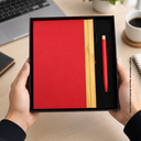 LIBRETA, CARTÓN, ROJO, 14,8 x 21 cm, con orilla de bambú y lapicero de acero inoxidable en caja negra de regalo