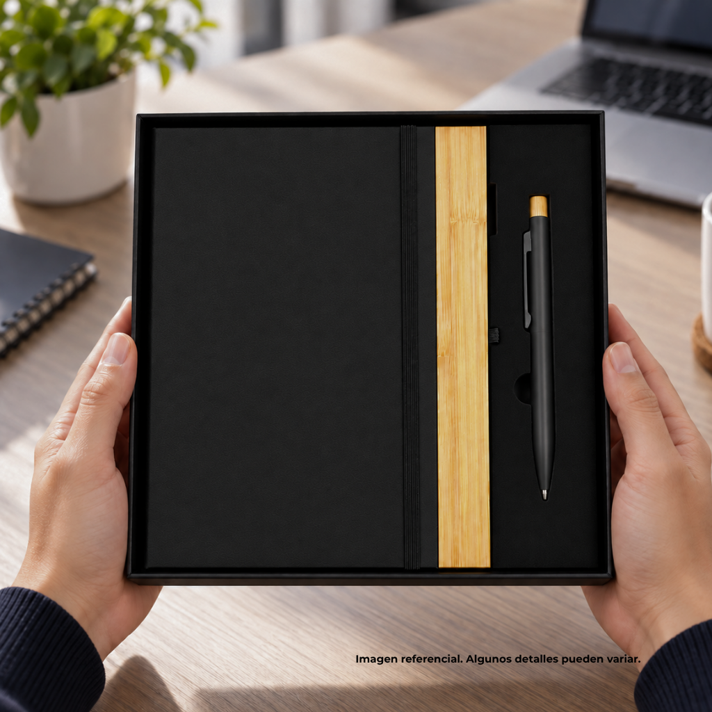 LIBRETA, CARTÓN, NEGRO, 14,8 x 21 cm, con orilla de bambú y lapicero de acero inoxidable en caja negra de regalo
