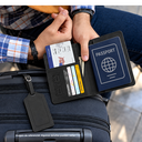 PORTA PASAPORTE, IMITACION CUERO, NEGRO, 15*11 cm, con identificador de maletas 11*7 cm en caja negra de regalo