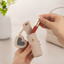 ESTUCHE, IMITACION CUERO, BEIGE, 8*2.5 cm, PARA PINTALABIOS ESTILO LLAVERO CON CORAZÓN