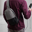 Mochila cruzada, Poliéster 300D, con conexión USB para carga 20 x 29 x 6.5 cm, Gris