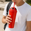 Vaso plástico rojo 1,000ml Carioca con tapa domo diseño de pelota y pajilla
