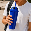 Vaso plástico azul  1,000ml Carioca con tapa domo diseño de pelota y pajilla