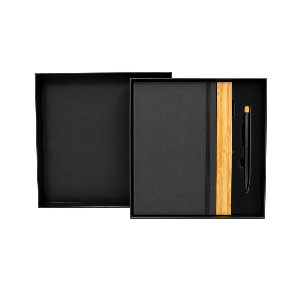 LIBRETA, CARTÓN, NEGRO, 14,8 x 21 cm, con orilla de bambú y lapicero de acero inoxidable en caja negra de regalo