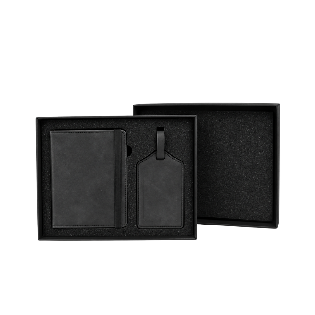 PORTA PASAPORTE, IMITACION CUERO, NEGRO, 15*11 cm, con identificador de maletas 11*7 cm en caja negra de regalo