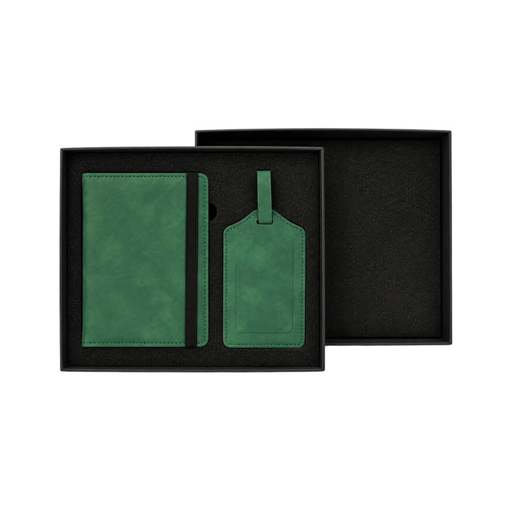 PORTA PASAPORTE, IMITACION CUERO, VERDE, 15*11 cm, con identificador de maletas 11*7 cm en caja negra de regalo