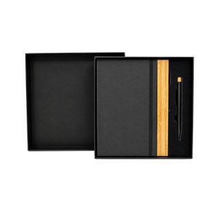 LIBRETA, CARTÓN, NEGRO, 14,8 x 21 cm, con orilla de bambú y lapicero de acero inoxidable en caja negra de regalo