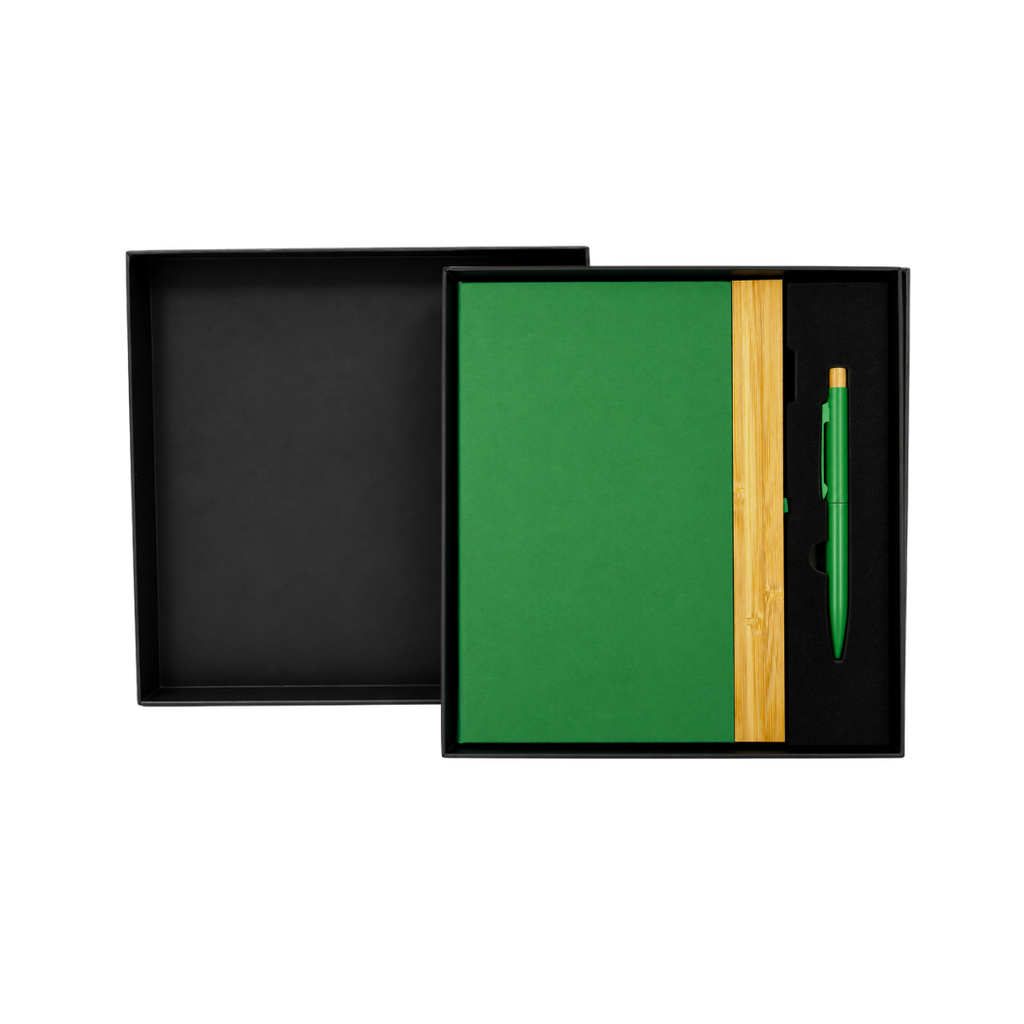 [P299435] LIBRETA, CARTÓN, VERDE, 14,8 x 21 cm, con orilla de bambú y lapicero de acero inoxidable en caja negra de regalo
