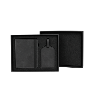 PORTA PASAPORTE, IMITACION CUERO, NEGRO, 15*11 cm, con identificador de maletas 11*7 cm en caja negra de regalo